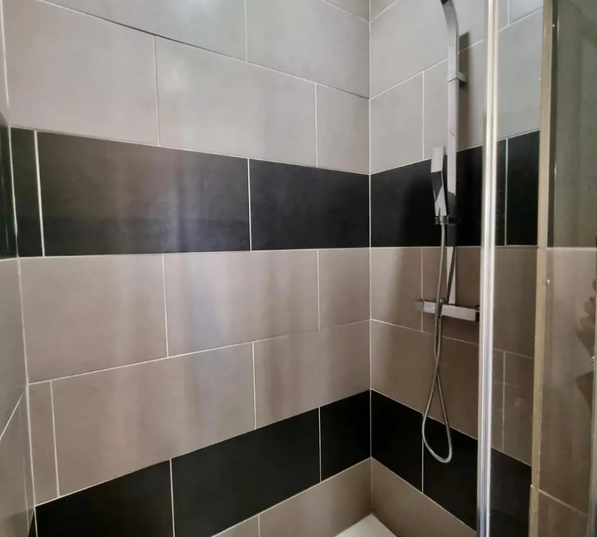 Appartement 55 M2 Avec Terrasse, Clim, Wifi, Netflix, Bureau Avignon France