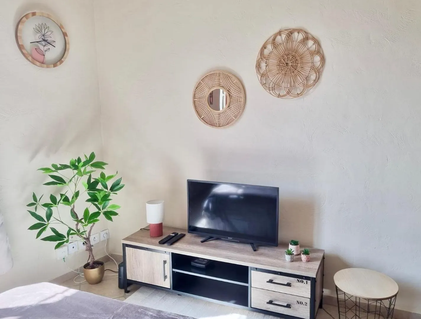 Appartement 55 M2 Avec Terrasse, Clim, Wifi, Netflix, Bureau Avignon